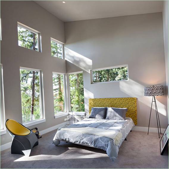 Dormitorio luminoso con toques amarillos