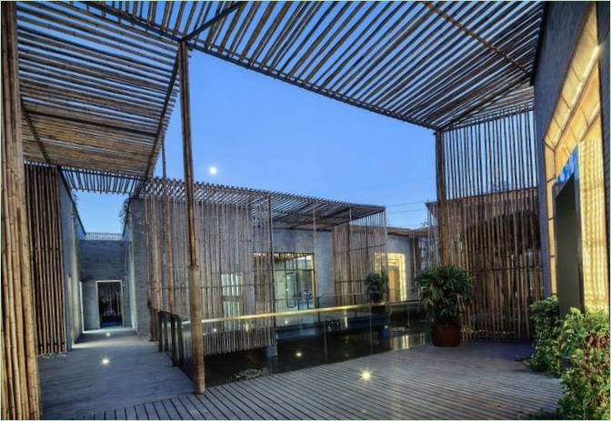 Casa con patio de bambú de diseño moderno