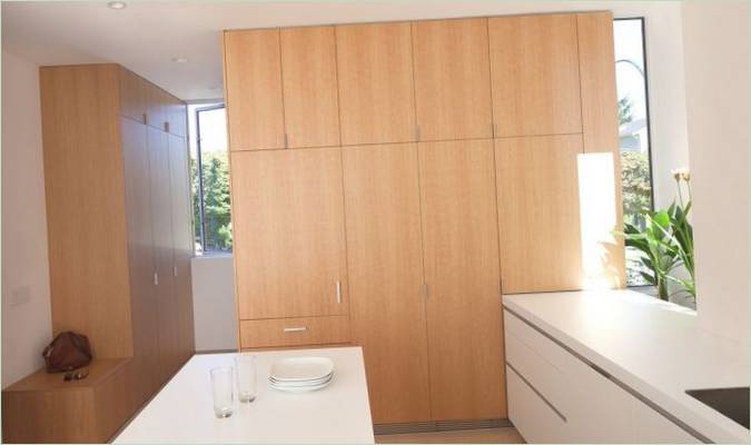 La cocina está separada del salón por armarios minimalistas