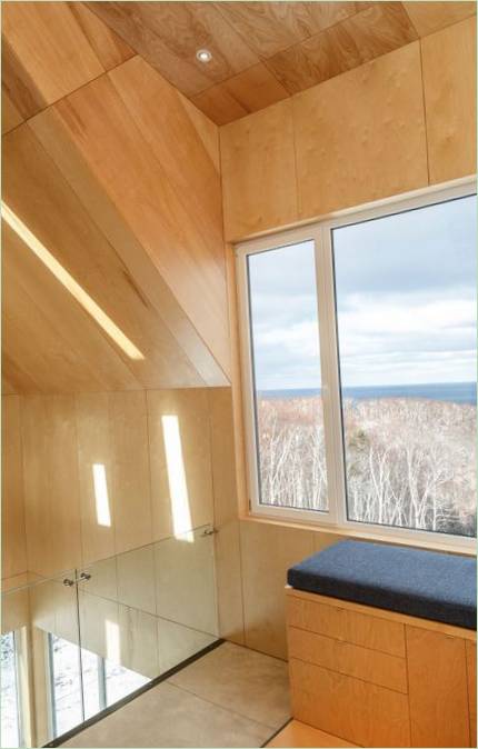 Casa con fachada de madera por Design Base 8: Un diseño impresionante