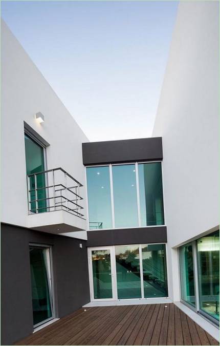 Casa Godiva por Empty Space Architecture. Cascais, Portugal