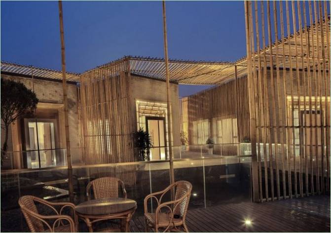 Diseño moderno de casa con patio de bambú