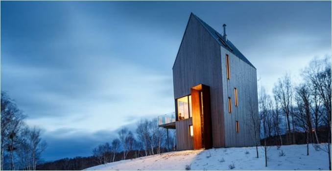 Casa con fachada de madera por Design Base 8: Casa en una colina