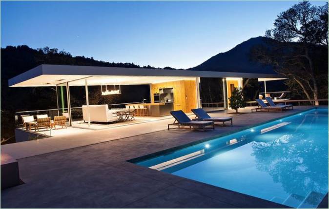 Iluminación nocturna de la piscina de la residencia Turner en California