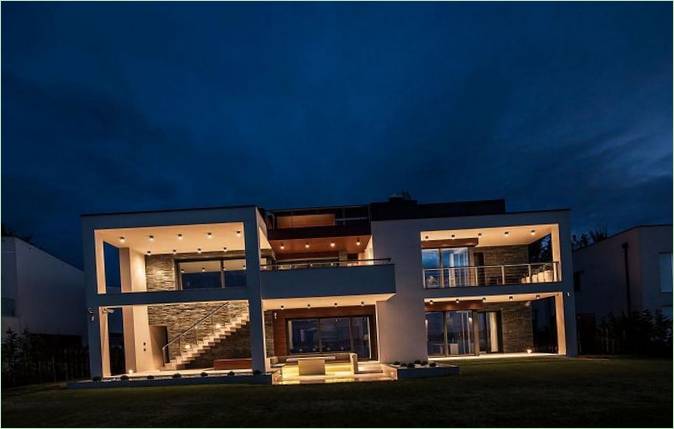 Lakeside Home - vista de la casa con iluminación nocturna