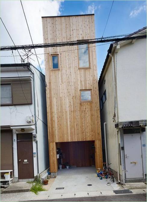 Inusual revestimiento de madera en la fachada de una casa unifamiliar