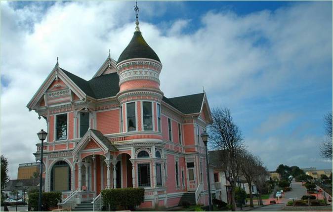 Una mansión victoriana rosa