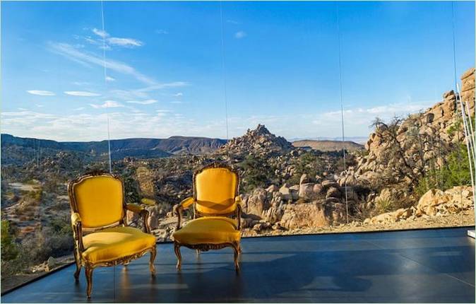 Sala de estar con vistas a la Casa del Desierto Negro, de Mark Atlan