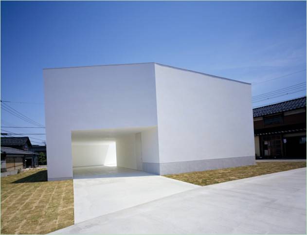 Una moderna Casa Cueva Blanca en Japón