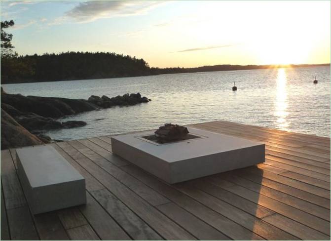 La terraza frente al lago de la Casa Överby en Suecia