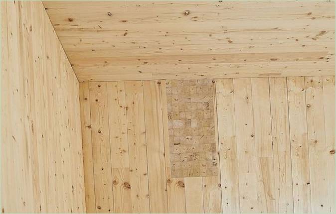 Residencia de madera contralaminada en Canadá - Habitación con acabados de madera