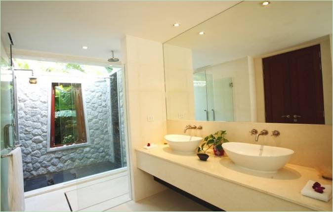 Diseño de cuarto de baño con cabina de ducha