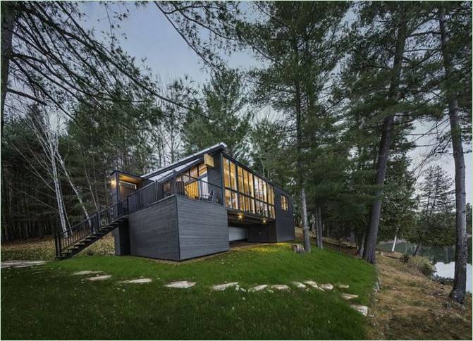 El exterior de una residencia de madera laminada cruzada en Canadá