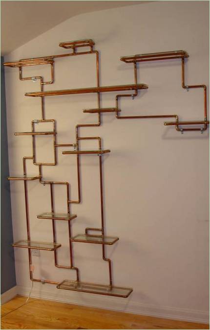 Estanterías de tubos de cobre del artista y diseñador TJ Volonis
