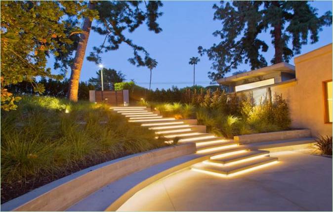 Escalera iluminada en una villa de Los Ángeles