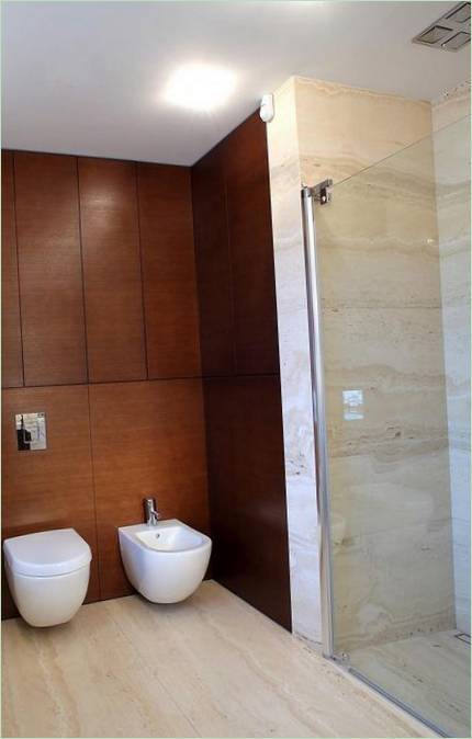Lujoso cuarto de baño de diseño moderno en una casa de tres plantas