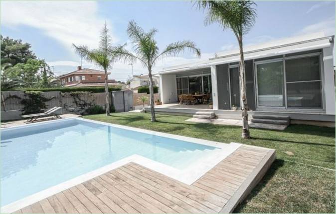 El patio y la piscina de la Casa M03 en España