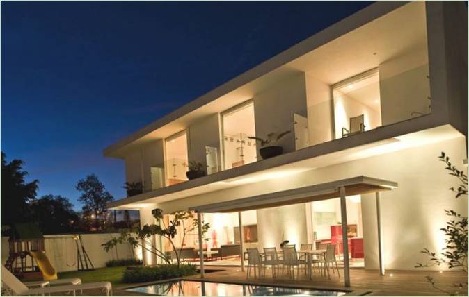 El sencillo diseño de una moderna casa ML de Agraz Architects