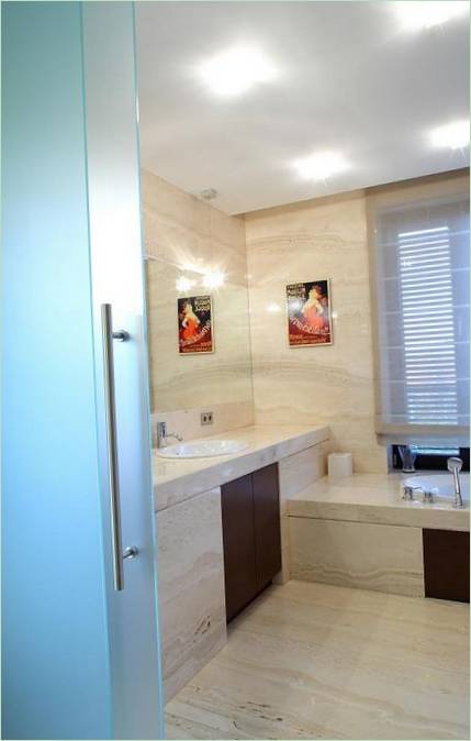 Diseño interior de baños de lujo con obras de arte contemporáneo