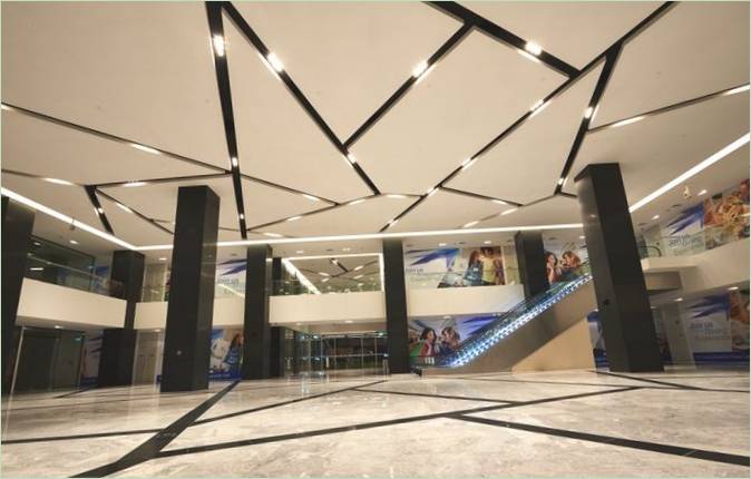 Interior del moderno edificio comercial CT Hub de Singapur