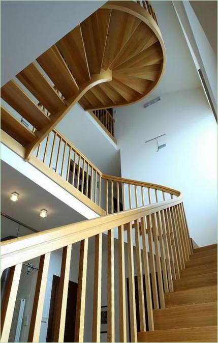 Diseño de escalera de lujo en el interior de una casa moderna de tres plantas