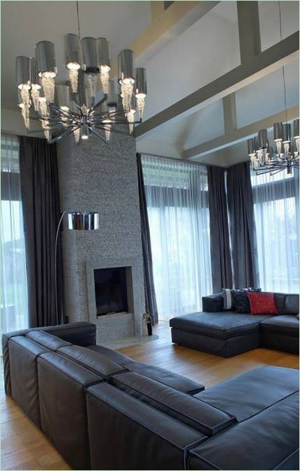 Lujoso interiorismo moderno en una casa de tres plantas: una lámpara de araña en el salón