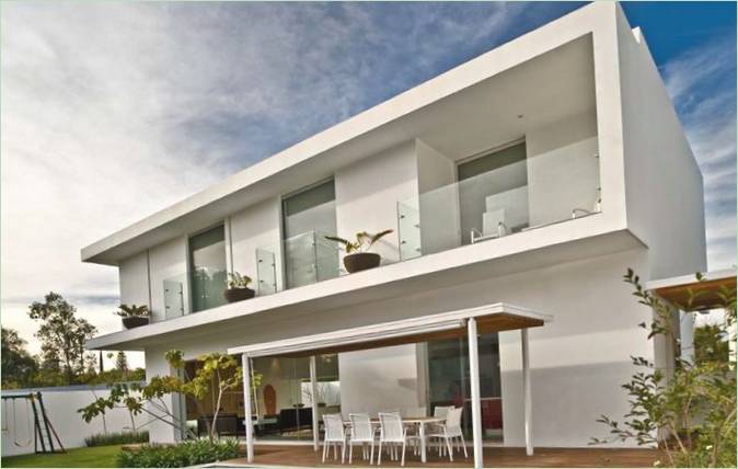 El sencillo diseño de la moderna casa ML de Agraz Architects