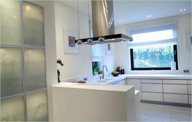 Un lujoso diseño interior del espacio de trabajo de la cocina de una casa de tres plantas en estilo moderno