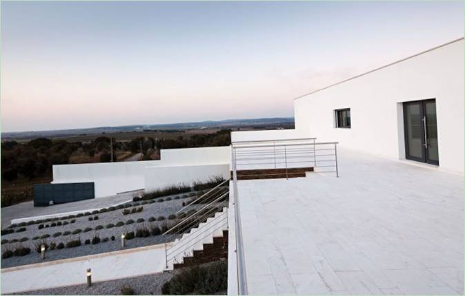 Casa Ribatejo es una increíble propiedad en la ladera de una colina con impresionantes vistas en Portugal