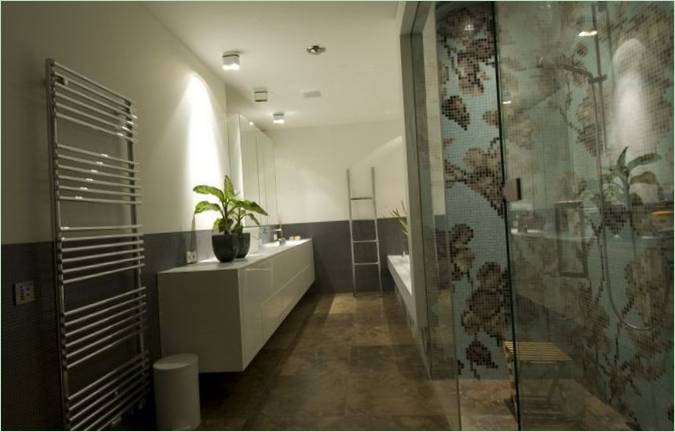 Interior de baño con baldosas de mármol en el suelo