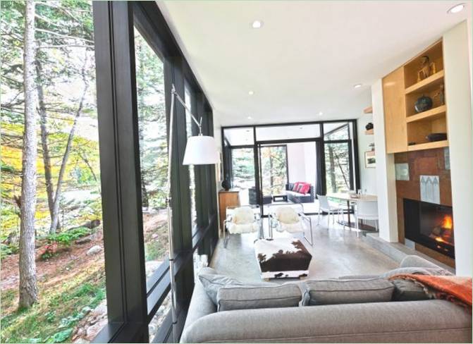 Sala de estar con grandes ventanales en una casa de campo en Val-des-Monts