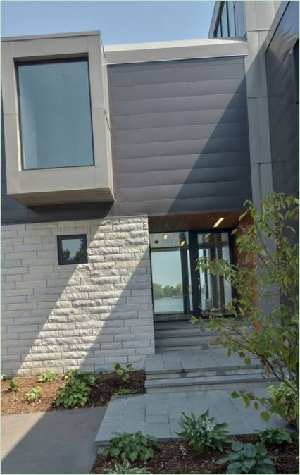 El diseño de una casa Edgewater de cristal en dos niveles en Minnesota, EE UU