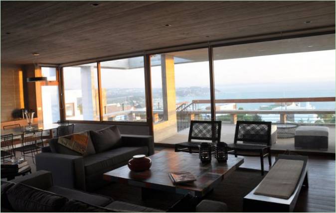 Villa de dos plantas con ventanas panorámicas en la costa chilena del Pacífico