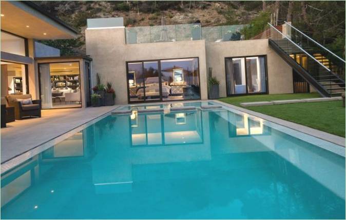 La lujosa piscina de una casa particular en Beverly Hills