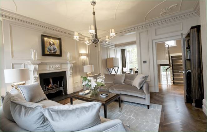 Salón con chimenea en una mansión londinense