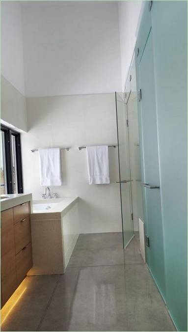 las superficies transparentes evitan que el cuarto de baño parezca demasiado pequeño