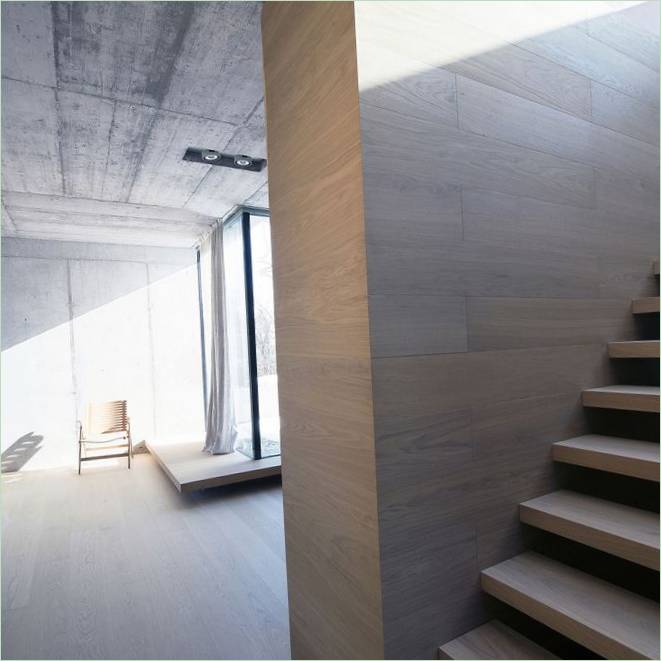 Escalera de madera al primer piso de Criss-Cross Envelope