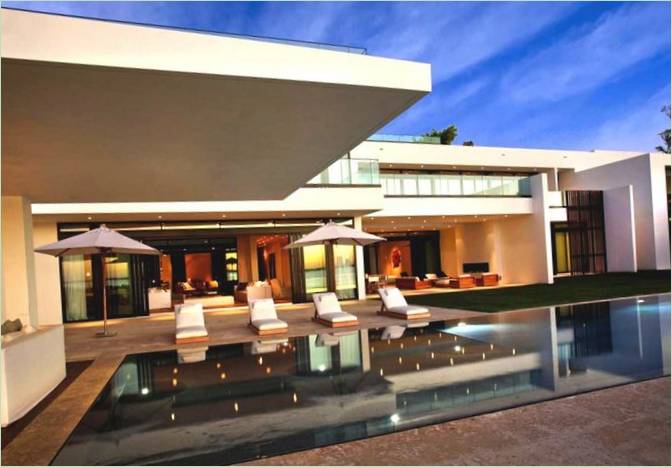 La elegante piscina de una villa de Miami