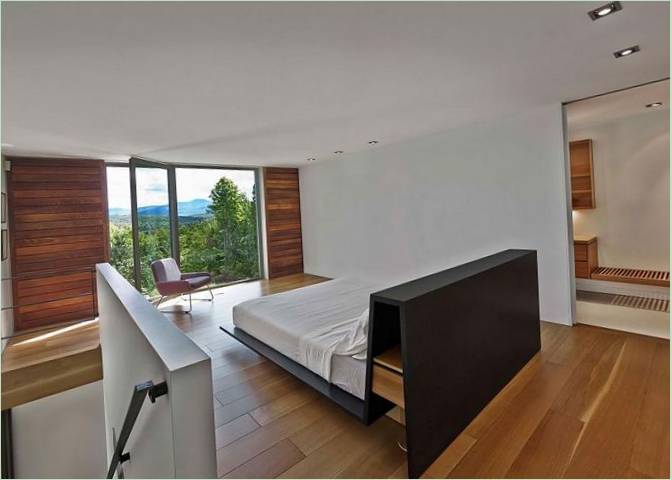 Un dormitorio con vistas y una gran ventana panorámica