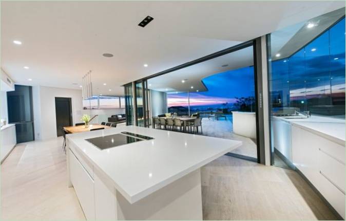 Cocina de la mansión City Beach por Cambuild &amp; Banham Architects