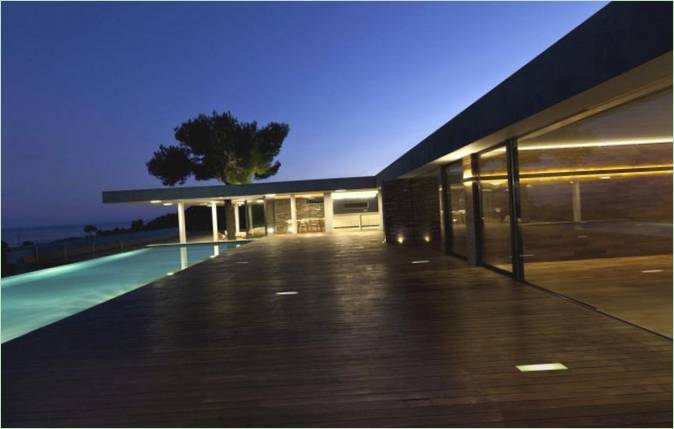 La terraza de la piscina de la lujosa PLANE HOUSE en Grecia