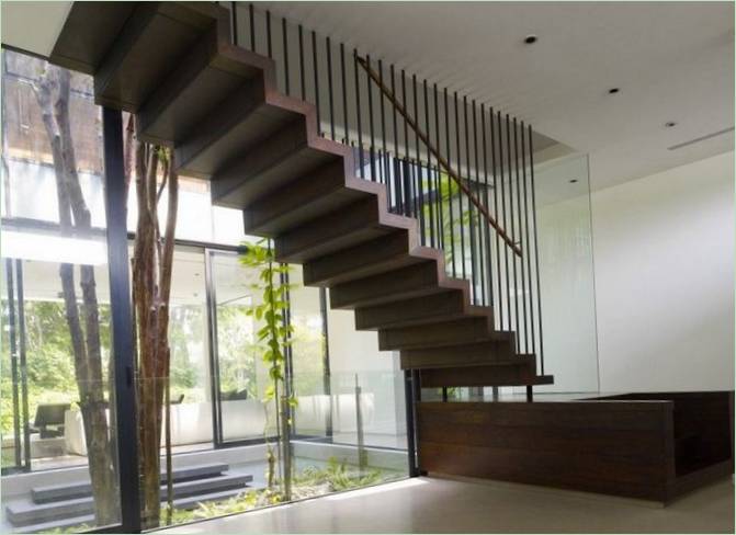 Moderna escalera al primer piso