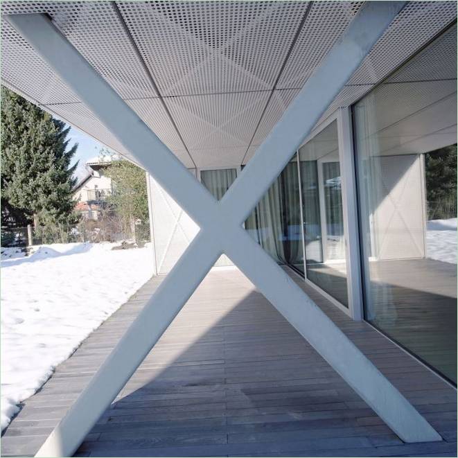 Paneles perforados en la fachada de Criss-Cross Envelope