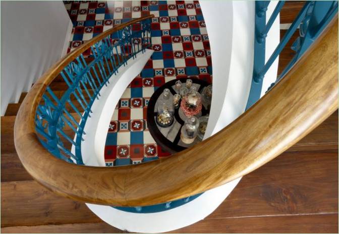 Escaleras de madera en Casa Chinkara