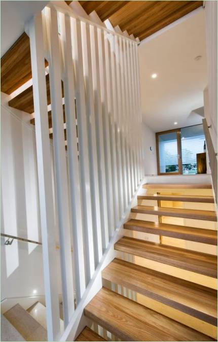 Escalera de madera de la mansión City Beach, por Cambuild &amp; Banham Architects