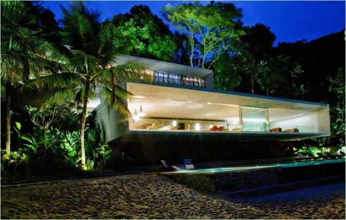 Villa con piscina del arquitecto Marcio Coga - iluminación nocturna