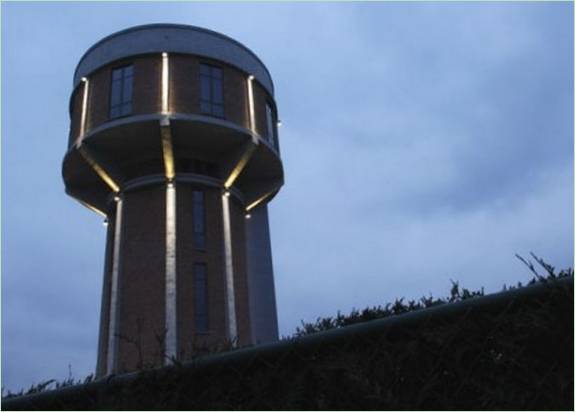 El diseño de una inusual vivienda residencial reconvertida a partir de una torre de agua