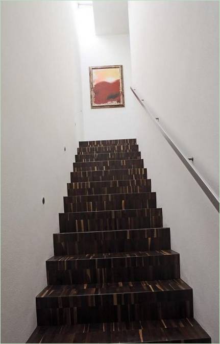 Una escalera de tablones de madera