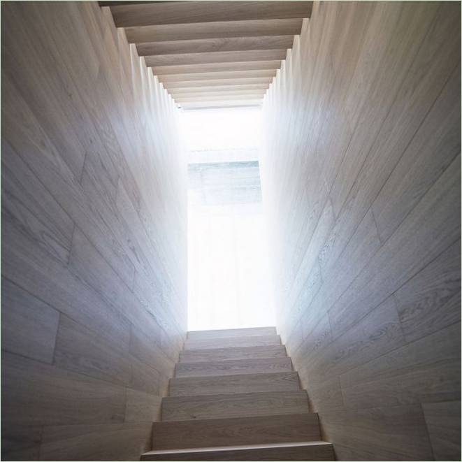 Escalera de madera al primer piso del Sobre Criss-Cross