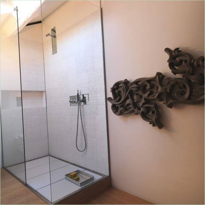 Diseño interior de un cuarto de ducha por Baldessari e Baldessari